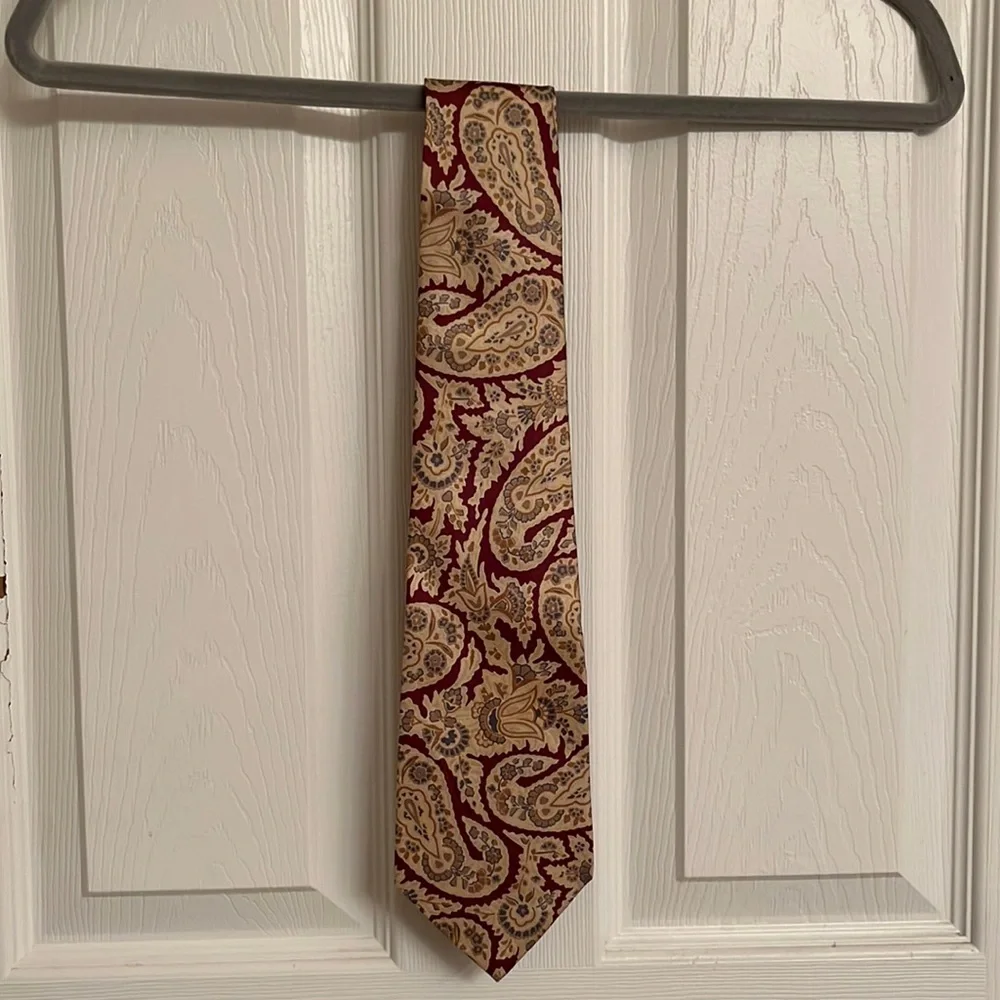 Pierre Cardin Gorgeous Silk Tie with Tan Brown Paisley Print One Size
